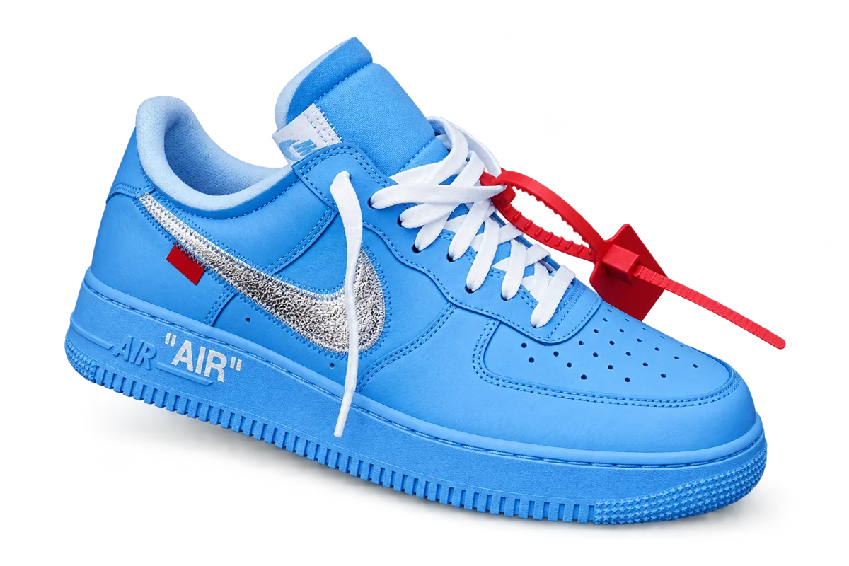 Sneaker azul destacado